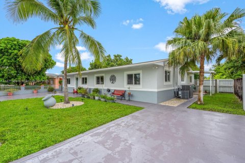 Casa en venta en Miami, Florida, 5 dormitorios, 168.06 m2 № 1925362 - foto 5
