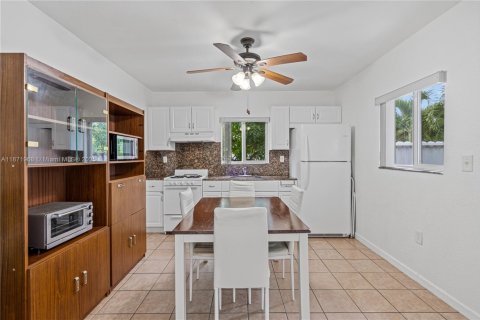 Casa en venta en Miami, Florida, 5 dormitorios, 168.06 m2 № 1925362 - foto 30