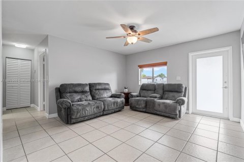 Casa en venta en Miami, Florida, 5 dormitorios, 168.06 m2 № 1925362 - foto 7