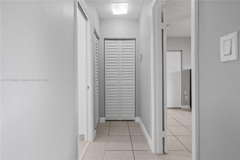 Casa en venta en Miami, Florida, 5 dormitorios, 168.06 m2 № 1925362 - foto 19