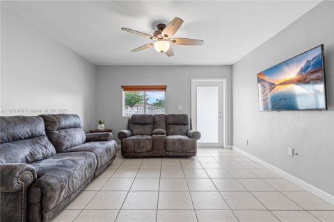 Casa en venta en Miami, Florida, 5 dormitorios, 168.06 m2 № 1925362 - foto 8
