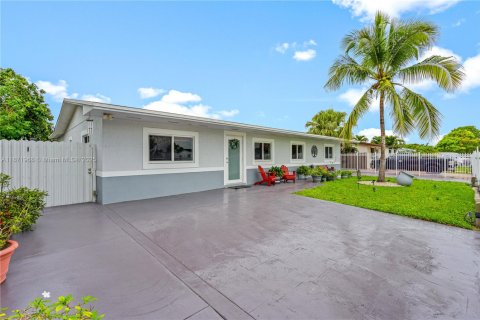 Casa en venta en Miami, Florida, 5 dormitorios, 168.06 m2 № 1925362 - foto 4