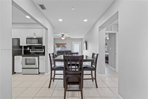 Casa en venta en Miami, Florida, 5 dormitorios, 168.06 m2 № 1925362 - foto 11