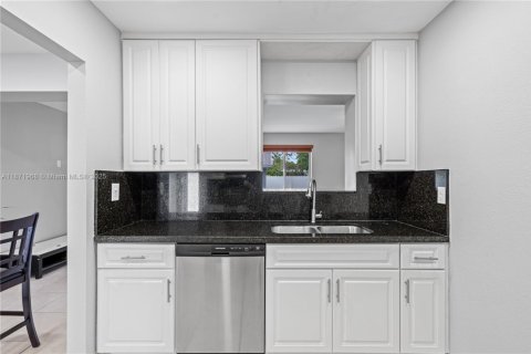 Casa en venta en Miami, Florida, 5 dormitorios, 168.06 m2 № 1925362 - foto 13