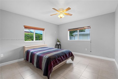 Casa en venta en Miami, Florida, 5 dormitorios, 168.06 m2 № 1925362 - foto 26