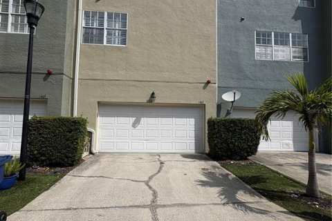 Townhouse in Tampa, Florida 3 bedrooms, 153.1 sq.m. № 2230061 - photo 29