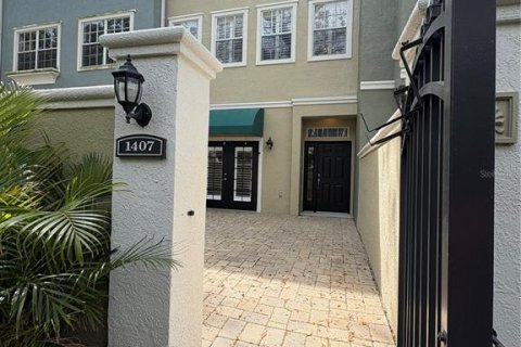 Townhouse in Tampa, Florida 3 bedrooms, 153.1 sq.m. № 2230061 - photo 2