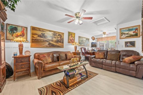 Casa en venta en Pembroke Pines, Florida, 3 dormitorios, 162.3 m2 № 1752531 - foto 3