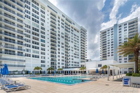 Copropriété à vendre à Hollywood, Floride: 2 chambres, 126.35 m2 № 2274435 - photo 3