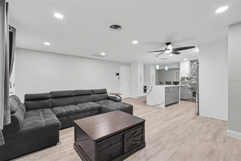 House in Clearwater, Florida 3 bedrooms, 153.01 sq.m. № 2203152 - photo 8