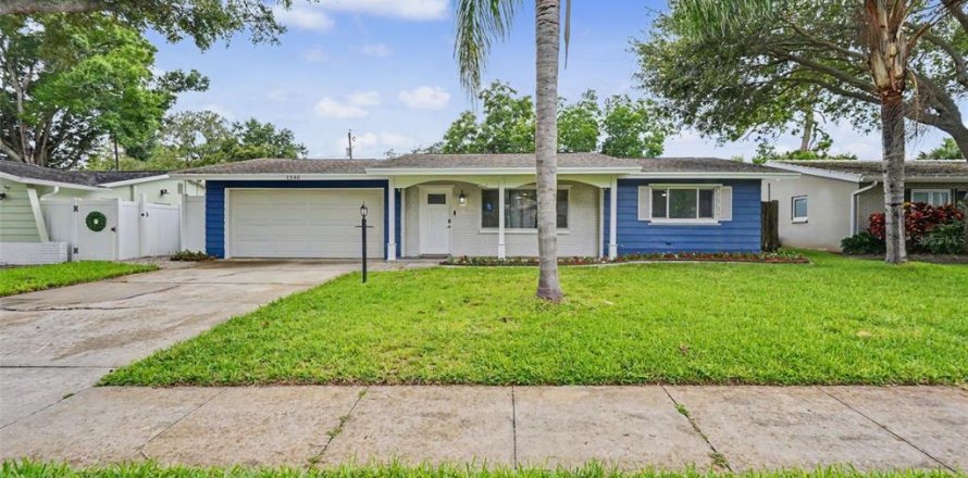 House in Clearwater, Florida 3 bedrooms, 153.01 sq.m. № 2203152