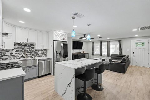 House in Clearwater, Florida 3 bedrooms, 153.01 sq.m. № 2203152 - photo 15