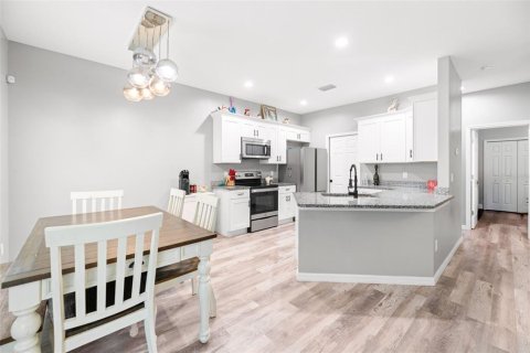 Casa en venta en Dade City, Florida, 5 dormitorios, 191.29 m2 № 1906380 - foto 9