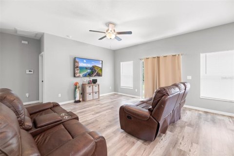 Casa en venta en Dade City, Florida, 5 dormitorios, 191.29 m2 № 1906380 - foto 14