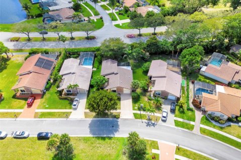 House in Boca Raton, Florida 3 bedrooms, 134.89 sq.m. № 1038057 - photo 1