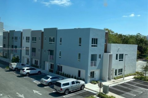 Condominio en alquiler en Miami, Florida, 2 dormitorios, 122.82 m2 № 1956491 - foto 1