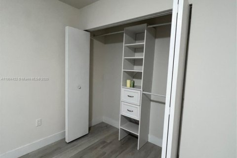 Condominio en alquiler en Miami, Florida, 2 dormitorios, 122.82 m2 № 1956491 - foto 17