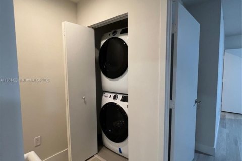 Condominio en alquiler en Miami, Florida, 2 dormitorios, 122.82 m2 № 1956491 - foto 15