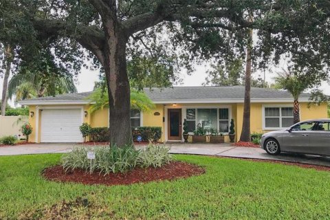 House in Belleair, Florida 3 bedrooms, 141.77 sq.m. № 2291876