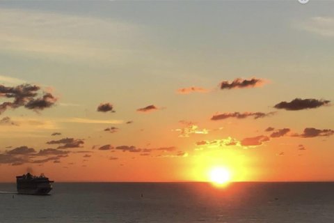 Condo in Hallandale Beach, Florida, 2 bedrooms  № 1154114 - photo 1
