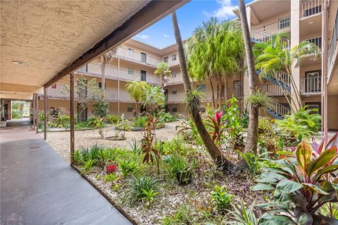 Condo in Lauderdale Lakes, Florida, 2 bedrooms  № 2076637 - photo 18