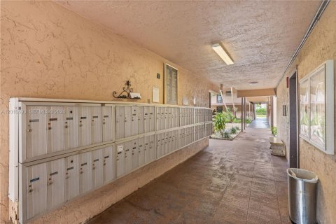 Condo in Lauderdale Lakes, Florida, 2 bedrooms  № 2076637 - photo 17