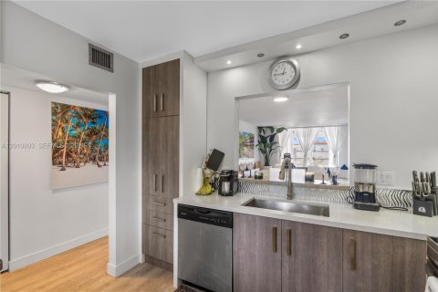 Condo in Lauderdale Lakes, Florida, 2 bedrooms  № 2076637