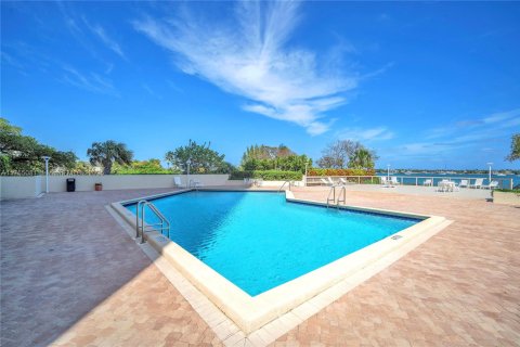 Condo in West Palm Beach, Florida, 2 bedrooms  № 1860633 - photo 24
