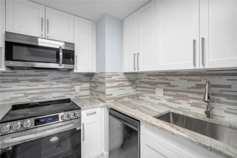 Condo in West Palm Beach, Florida, 2 bedrooms  № 1860633 - photo 13