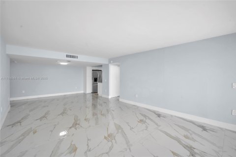 Condo in West Palm Beach, Florida, 2 bedrooms  № 1860633 - photo 9