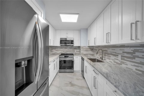 Condo in West Palm Beach, Florida, 2 bedrooms  № 1860633 - photo 11