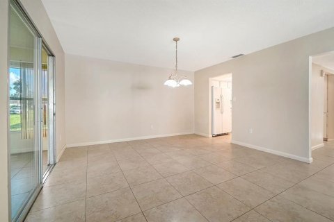 House in Sarasota, Florida 2 bedrooms, 123.75 sq.m. № 2294650 - photo 12