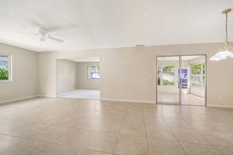 House in Sarasota, Florida 2 bedrooms, 123.75 sq.m. № 2294650 - photo 6