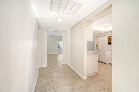 House in Sarasota, Florida 2 bedrooms, 123.75 sq.m. № 2294650 - photo 5