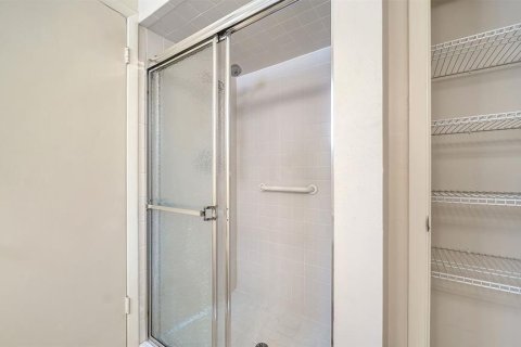 House in Sarasota, Florida 2 bedrooms, 123.75 sq.m. № 2294650 - photo 24