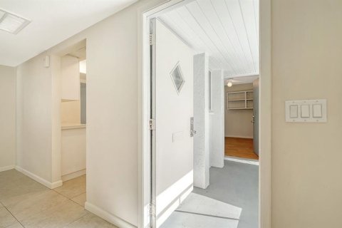 House in Sarasota, Florida 2 bedrooms, 123.75 sq.m. № 2294650 - photo 30