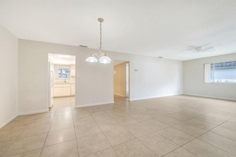 House in Sarasota, Florida 2 bedrooms, 123.75 sq.m. № 2294650 - photo 20