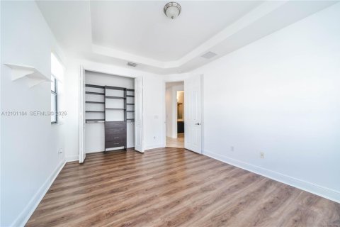 Condo in Doral, Florida, 5 bedrooms № 2401258 - photo 2