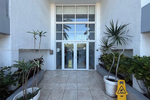 Condominio en venta en Miami Beach, Florida, 2 dormitorios, 85.47 m2 № 1971875 - foto 3