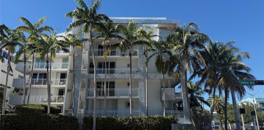 Condominio en Miami Beach, Florida, 2 dormitorios  № 1971875