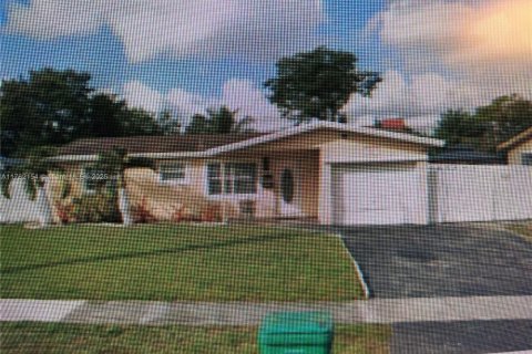 Villa ou maison à vendre à Lauderhill, Floride: 5 chambres, 140.1 m2 № 1938055 - photo 1
