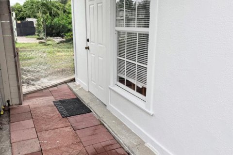 Immobilier commercial à louer à West Palm Beach, Floride: 1 chambre, 111.48 m2 № 2397330 - photo 3