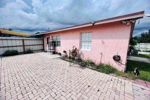 Immobilier commercial à West Palm Beach, Floride 1 chambre, 111.48 m2 № 2397330