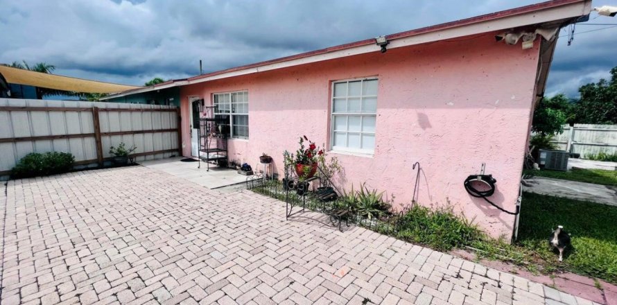 Immobilier commercial à West Palm Beach, Floride 1 chambre, 111.48 m2 № 2397330