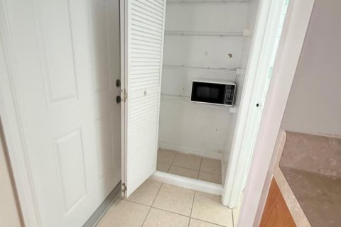 Immobilier commercial à louer à West Palm Beach, Floride: 1 chambre, 111.48 m2 № 2397330 - photo 4