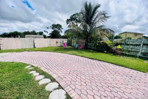 Immobilier commercial à louer à West Palm Beach, Floride: 1 chambre, 111.48 m2 № 2397330 - photo 2