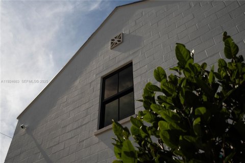 Propiedad comercial en venta en Miami, Florida № 1983643 - foto 3