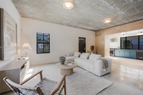 Propiedad comercial en venta en Miami, Florida № 1983643 - foto 10