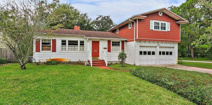 House in Jacksonville, Florida 4 bedrooms, 141.58 sq.m. № 776369