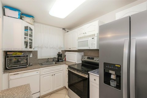 Купить кондоминиум в Санрайз, Флорида 2 спальни, 78.97м2, № 2002054 - фото 2